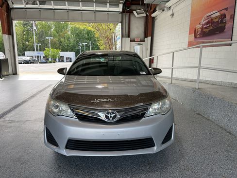 Used 2014 Toyota Camry LE image 2