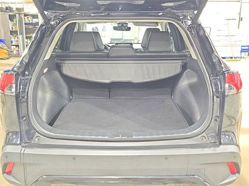 Used 2022 Toyota Corolla Cross XLE w/ Convenience Package image 12