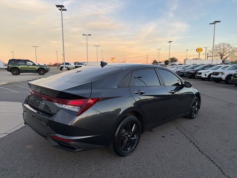 Used 2023 Hyundai Elantra SEL image 3