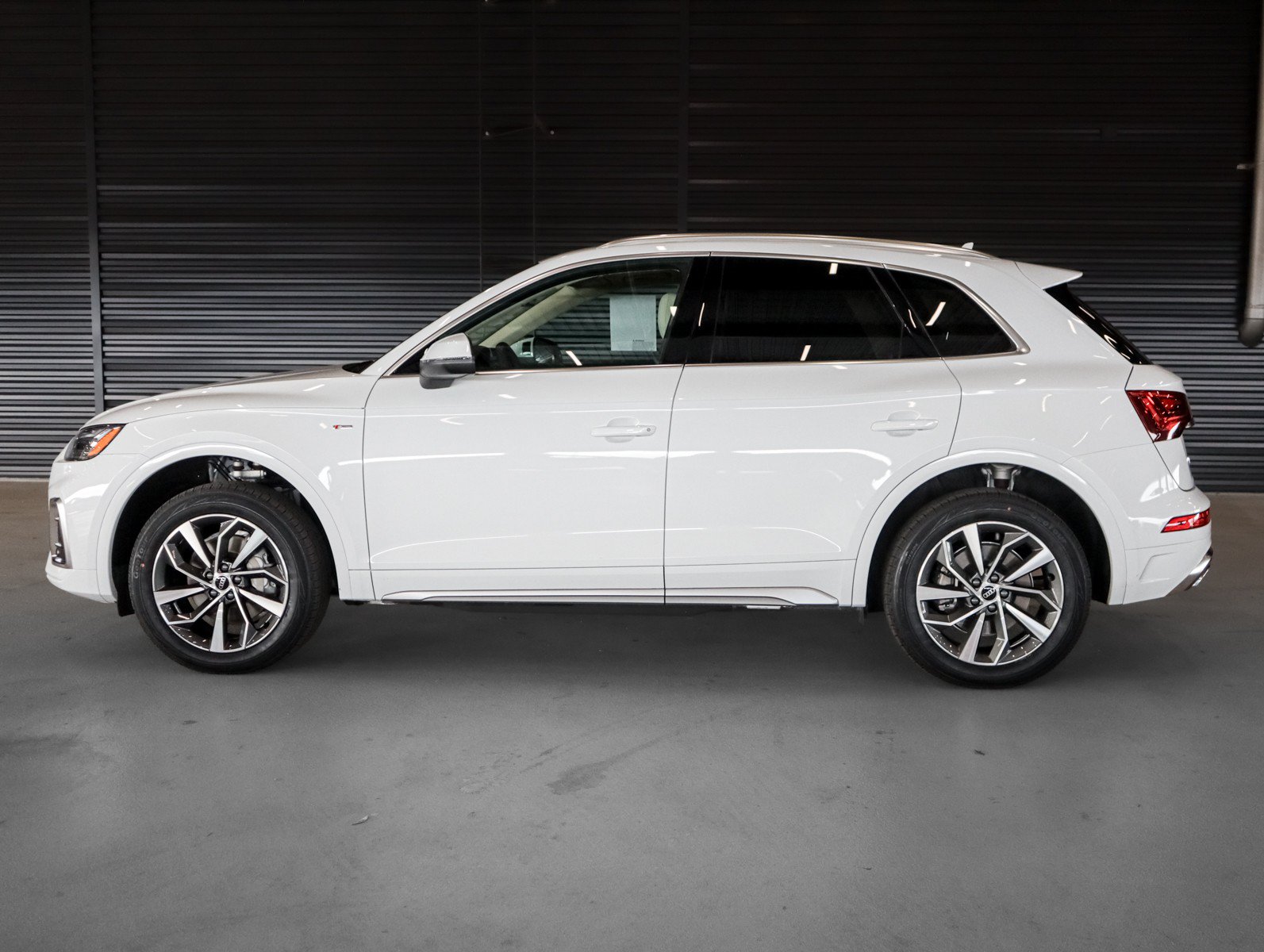 Used 2023 Audi Q5 2.0T Premium w/ Convenience Package AWD/4WD image 12