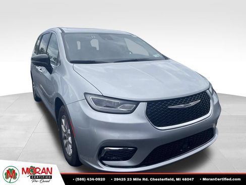 Used 2024 Chrysler Pacifica Touring-L FWD image 3