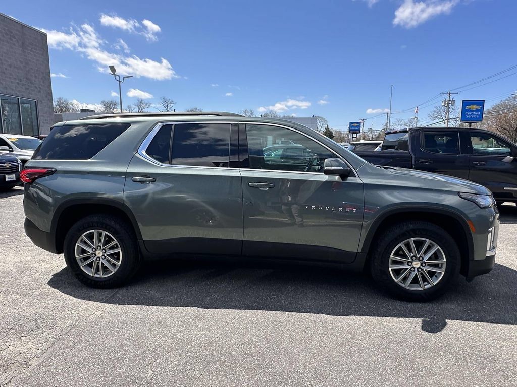 Used 2023 Chevrolet Traverse LT FWD image 2
