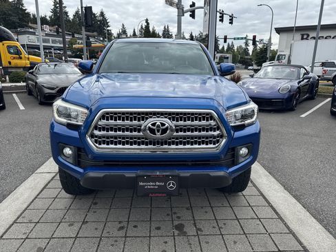 Used 2017 Toyota Tacoma TRD Off-Road w/ Premium & Technology Package AWD/4WD image 2