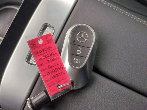 Used 2025 Mercedes-Benz GLC 300 4MATIC image 34