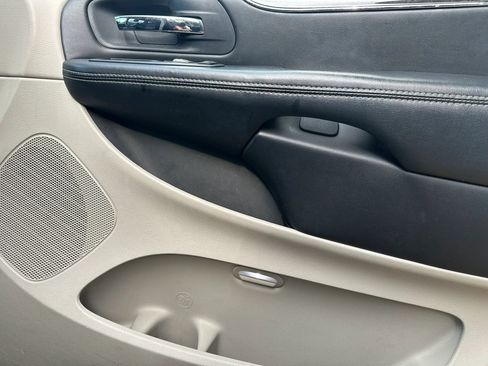 Used 2011 Chrysler Town & Country Touring-L w/ Driver Convenience Group FWD image 11
