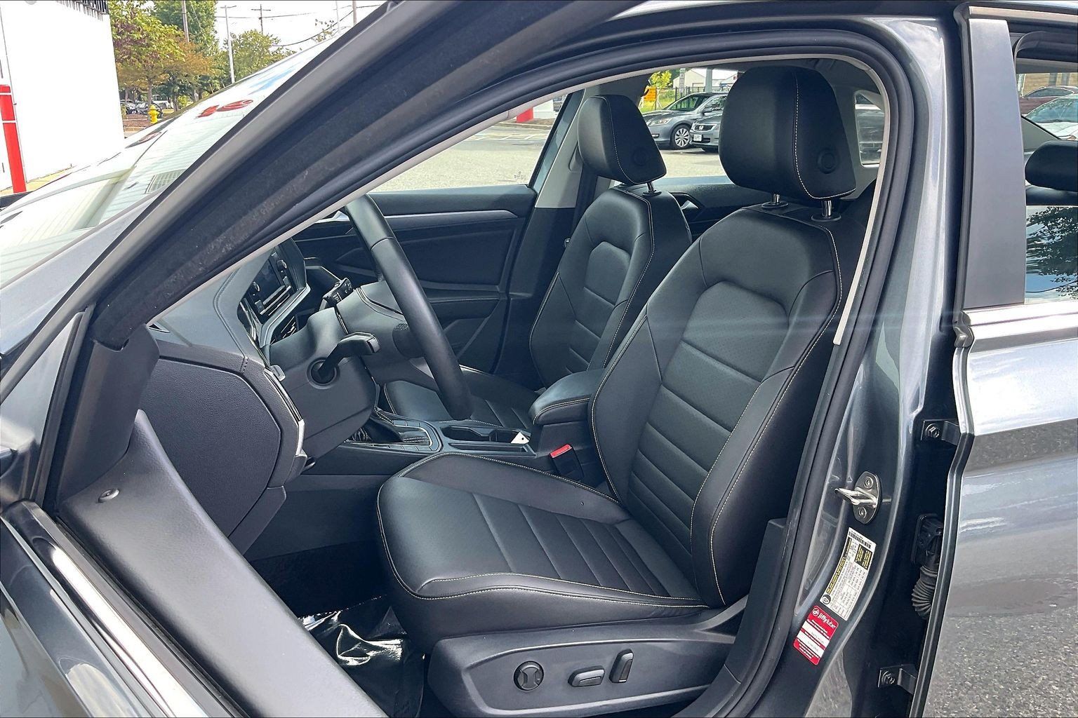 Used 2024 Volkswagen Jetta SE FWD image 30