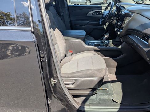 Used 2022 Chevrolet Traverse LT FWD image 30