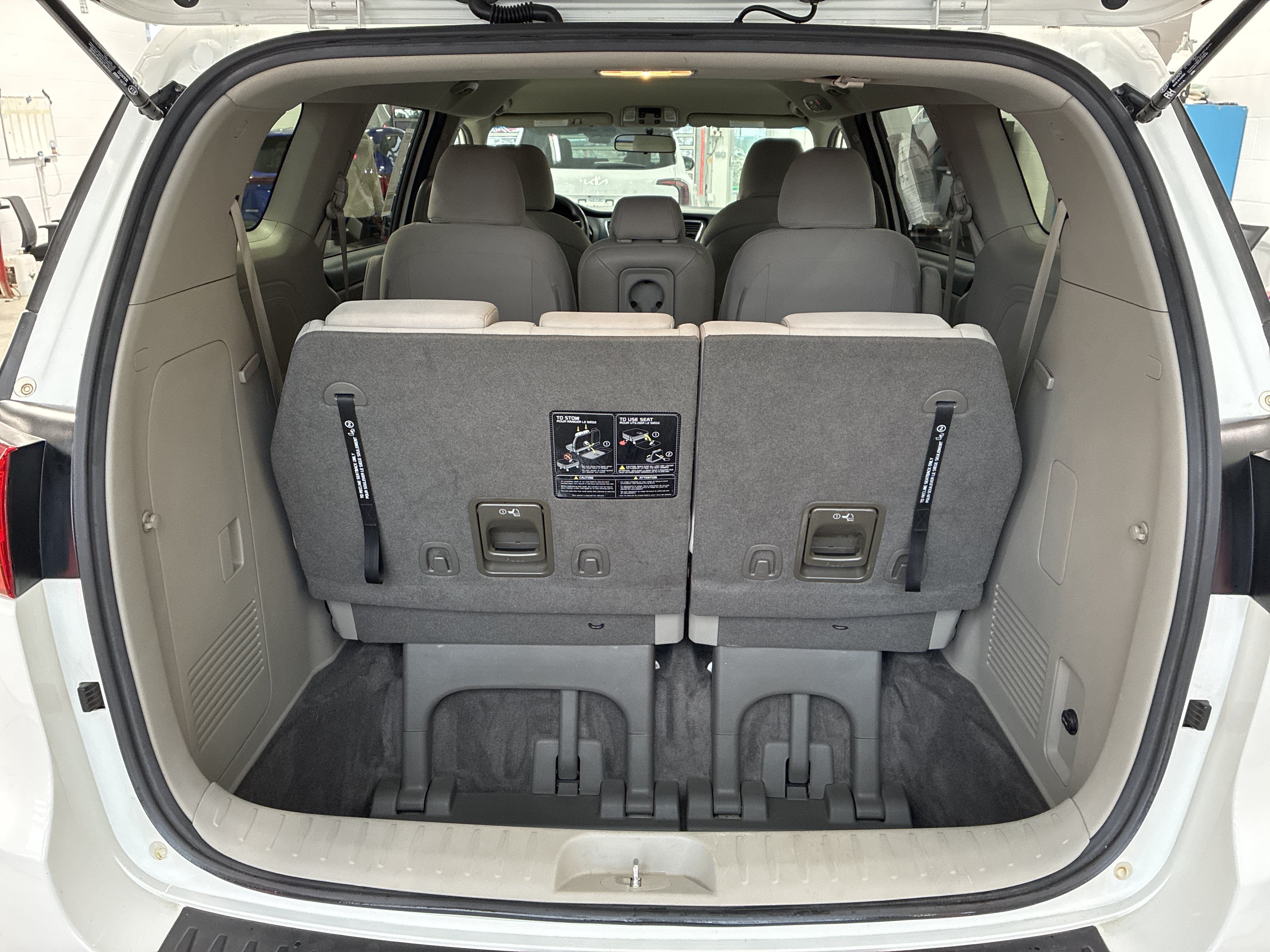 Used 2018 Kia Sedona LX FWD image 9