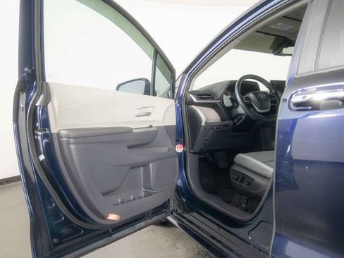 Used 2024 Toyota Sienna XLE FWD image 19