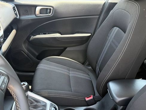 Used 2025 Hyundai Venue SEL FWD image 9