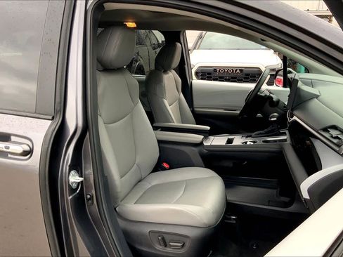 Used 2025 Toyota Sienna XLE image 8