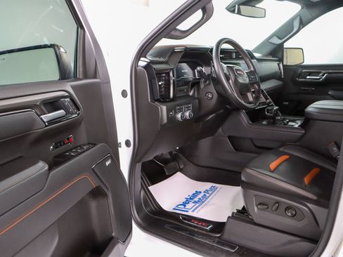 Used 2025 GMC Sierra 1500 AT4 w/ AT4 Preferred Package AWD/4WD image 3