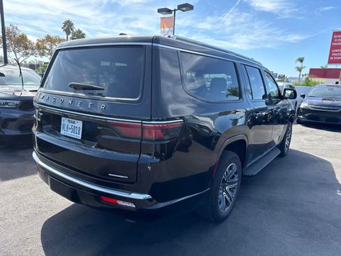 Used 2024 Jeep Wagoneer L Series II w/ Flexible Seating Group RWD image 15