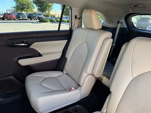 Used 2022 Toyota Highlander XLE FWD image 34