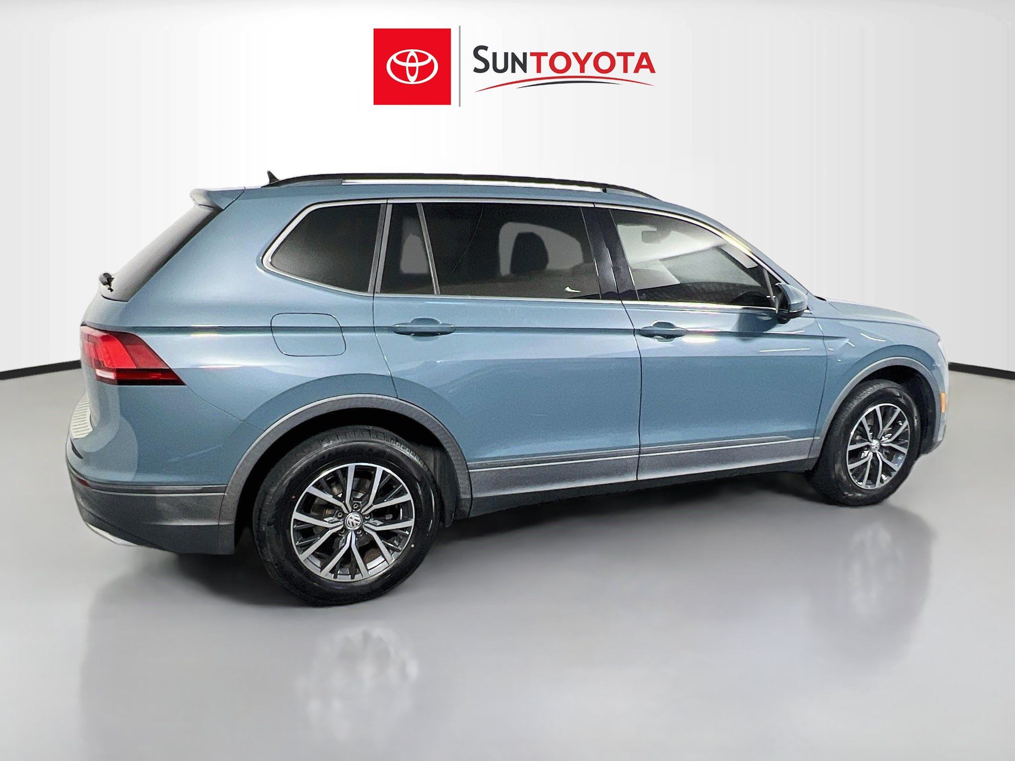 Used 2019 Volkswagen Tiguan SE w/ Panoramic Sunroof Package FWD image 4