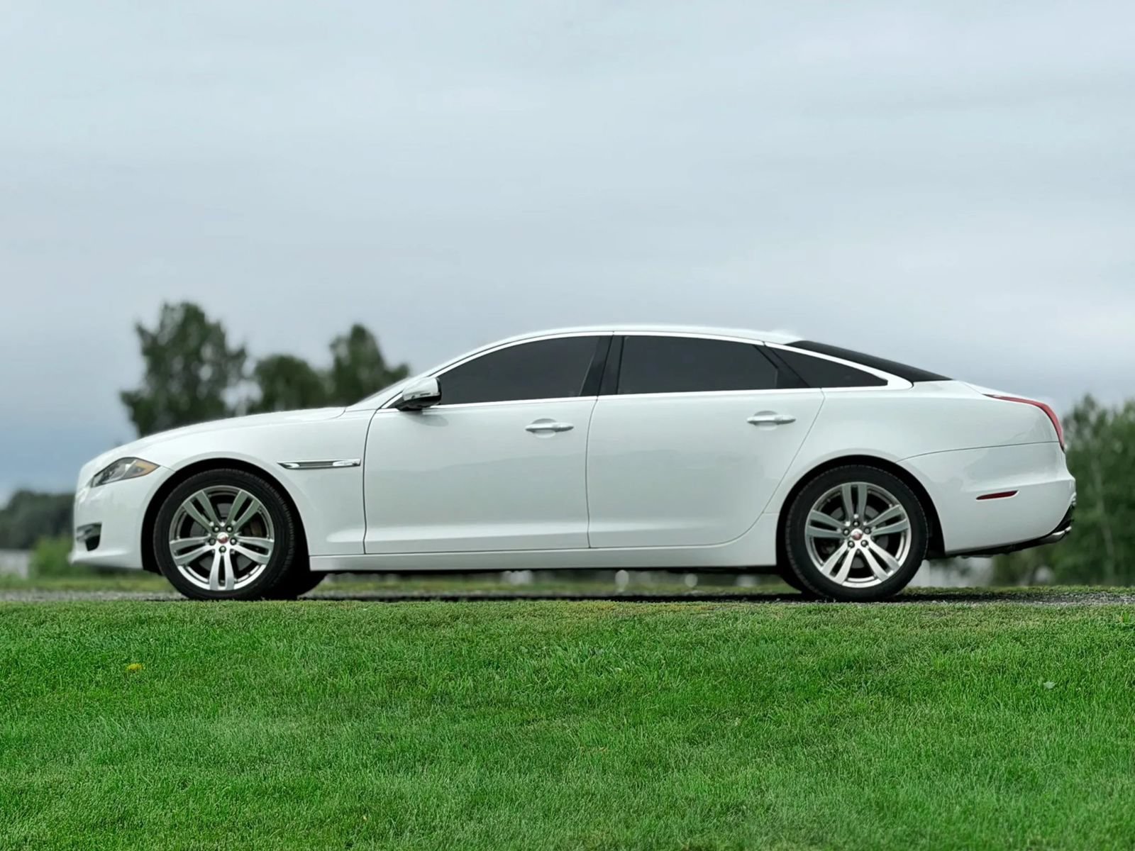 Used 2017 Jaguar XJ L Portfolio AWD/4WD image 16
