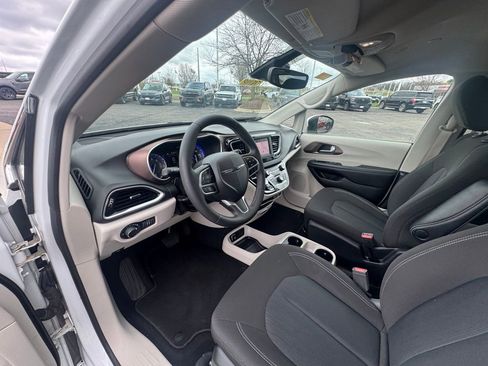 Used 2023 Chrysler Voyager LX FWD image 8