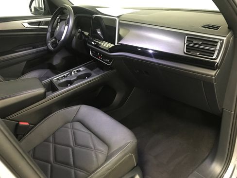 Used 2024 Volkswagen Atlas Cross Sport SE image 11