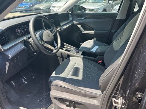 Used 2025 Volkswagen Tiguan SE AWD/4WD image 21