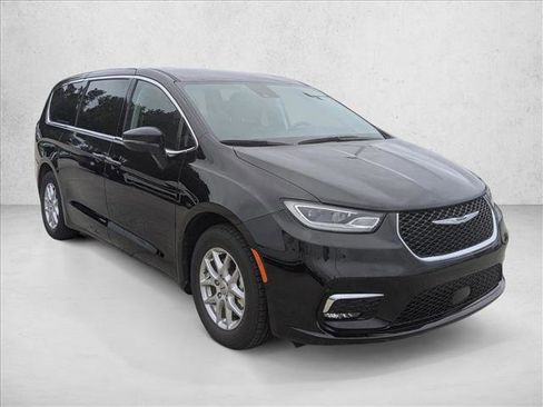 Used 2024 Chrysler Pacifica Touring-L FWD image 3