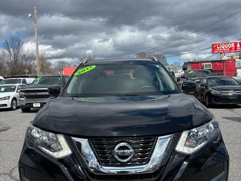 Used 2017 Nissan Rogue SV image 2