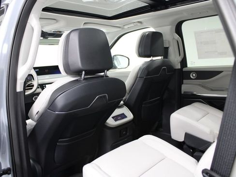 New 2026 Lincoln Navigator Reserve AWD/4WD image 27