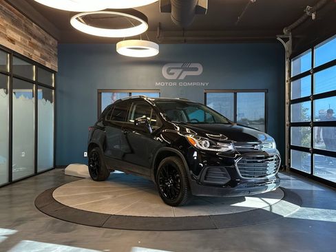 Used 2022 Chevrolet Trax LT w/ Midnight Edition AWD/4WD image 1