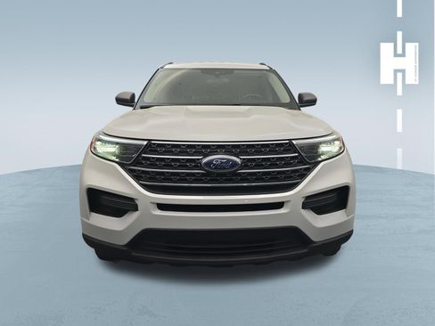Used 2021 Ford Explorer XLT image 2