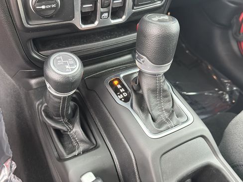 Used 2025 Jeep Wrangler Unlimited Sahara AWD/4WD image 10