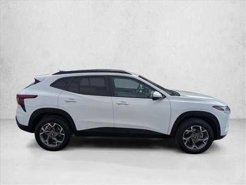 Used 2025 Chevrolet Trax LT FWD image 4