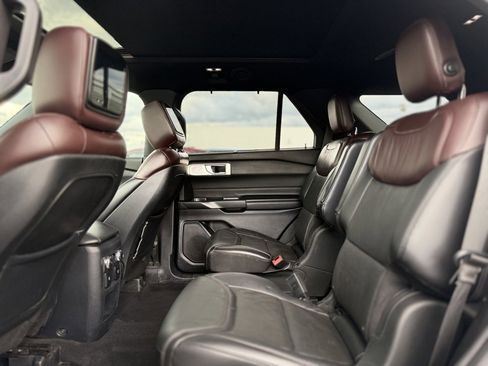 Used 2020 Ford Explorer Platinum w/ Premium Technology Package image 31