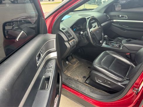 Used 2017 Ford Explorer XLT w/ Equipment Group 202A image 10