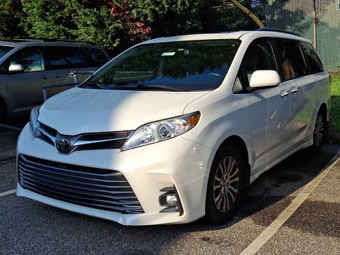 Used 2018 Toyota Sienna XLE w/ XLE Navigation Package FWD image 3