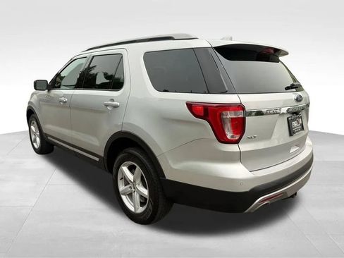 Used 2017 Ford Explorer XLT w/ Equipment Group 202A AWD/4WD image 4