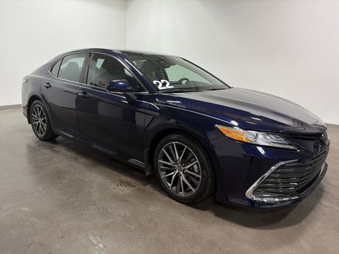 Used 2022 Toyota Camry XLE image 2