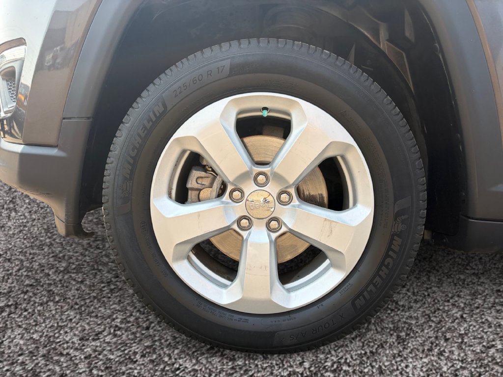 Used 2018 Jeep Compass Latitude w/ Cold Weather Group AWD/4WD image 9