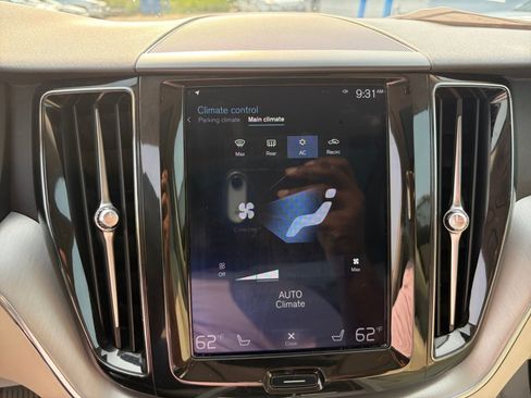 Used 2019 Volvo XC60 T5 Momentum w/ Premium Package FWD image 18
