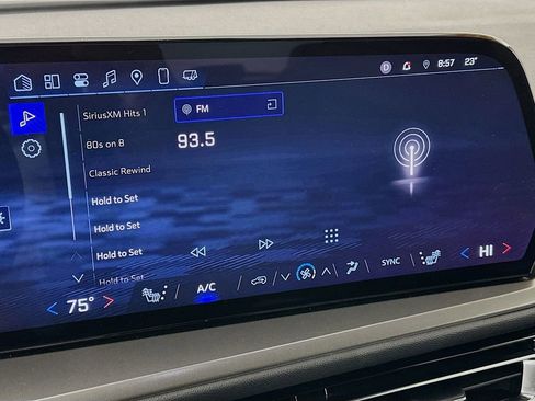 Used 2025 Chevrolet Traverse LT image 21