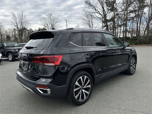 Used 2023 Volkswagen Taos SE w/ Panoramic Sunroof Package image 5