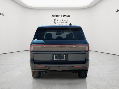 New 2026 Lincoln Navigator L Premier AWD/4WD image 4