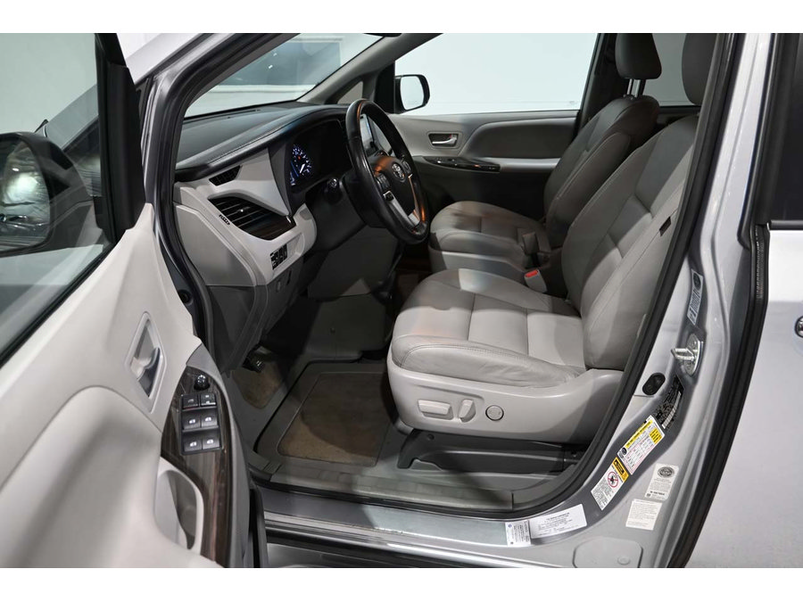 Used 2015 Toyota Sienna XLE w/ XLE Navigation Package FWD image 13