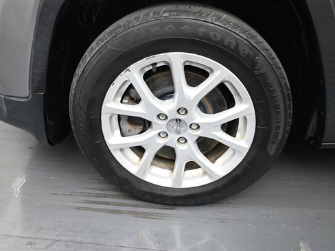 Used 2017 Jeep Cherokee Latitude w/ Cold Weather Group FWD image 17