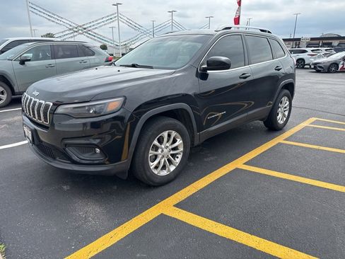 Used 2019 Jeep Cherokee Latitude w/ Cold Weather Group AWD/4WD image 3