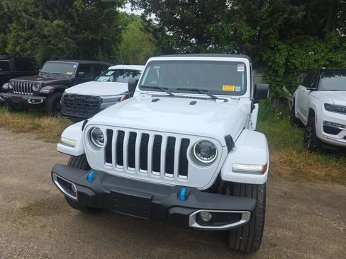 Used 2023 Jeep Wrangler Unlimited Sahara w/ Cold Weather Group AWD/4WD image 7