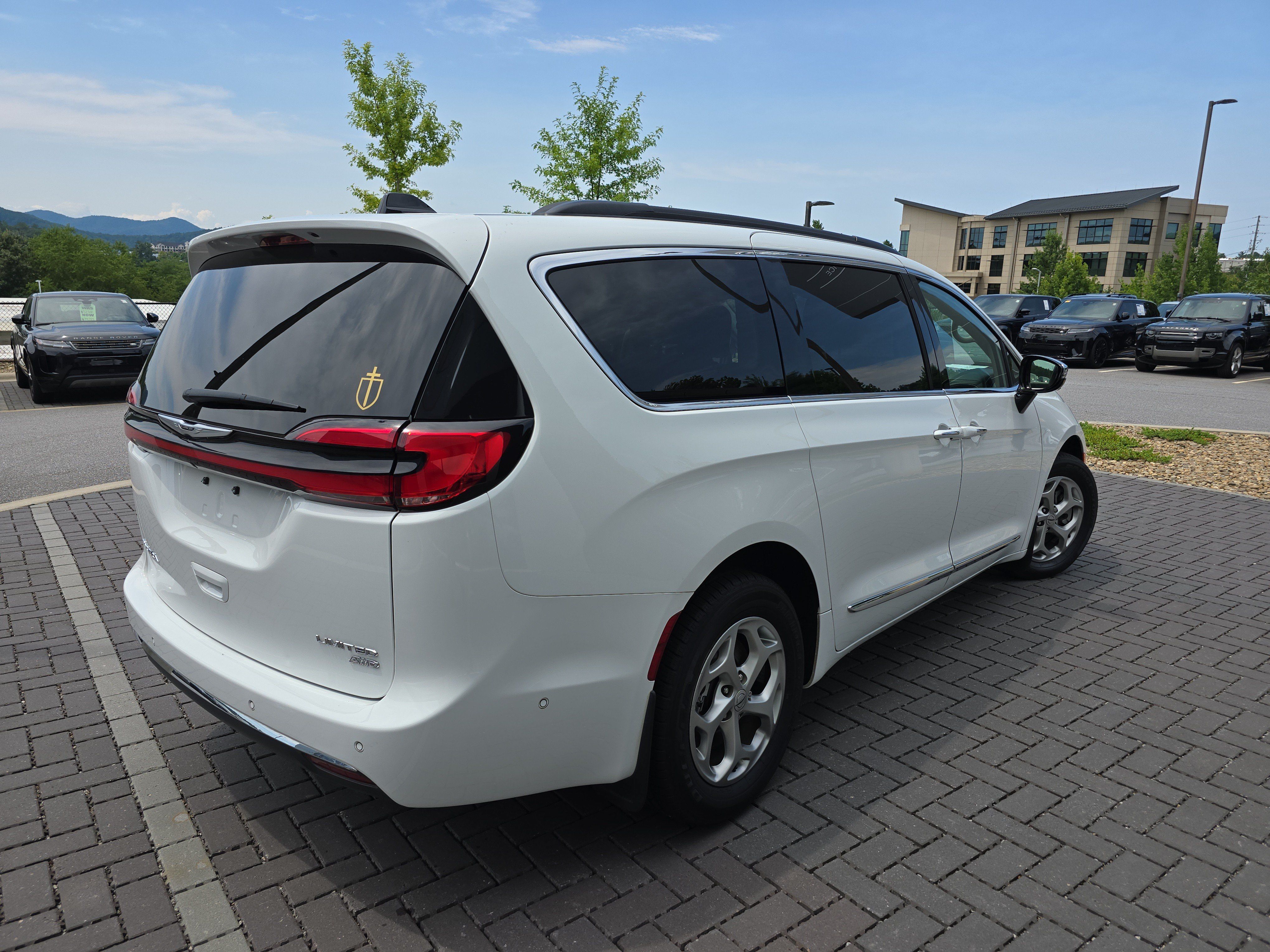 Used 2023 Chrysler Pacifica Limited w/ Uconnect Theater Family Group AWD/4WD image 5