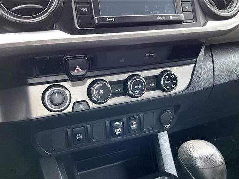 Used 2018 Toyota Tacoma SR5 AWD/4WD image 34