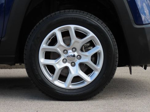Used 2018 Jeep Renegade Latitude w/ UConnect 8.4 Nav Group FWD image 16