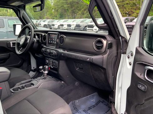 Used 2023 Jeep Wrangler Unlimited w/ Sun & Screen Package AWD/4WD image 15