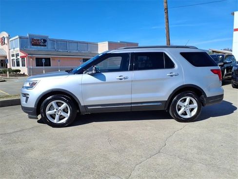 Used 2019 Ford Explorer XLT w/ Equipment Group 201A image 2