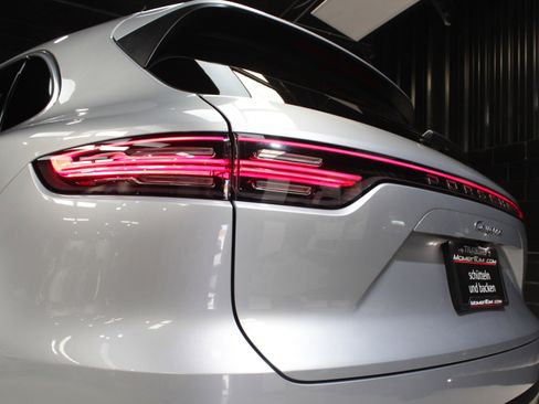 Used 2019 Porsche Cayenne w/ Premium Package AWD/4WD image 13